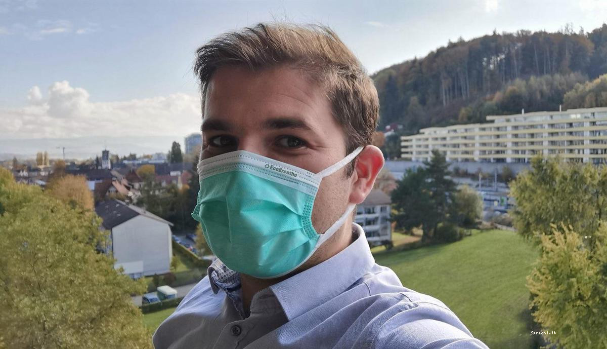 Walter Küpfer, CEO della start-up Reworks di Horw, con una maschera riciclabile che la sua azienda sta portando in Svizzera.